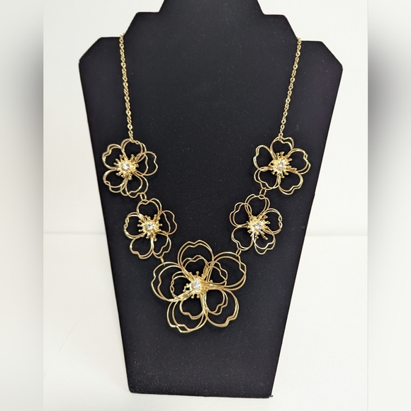 Jewelry - Elegant Gold Color Floral Necklace